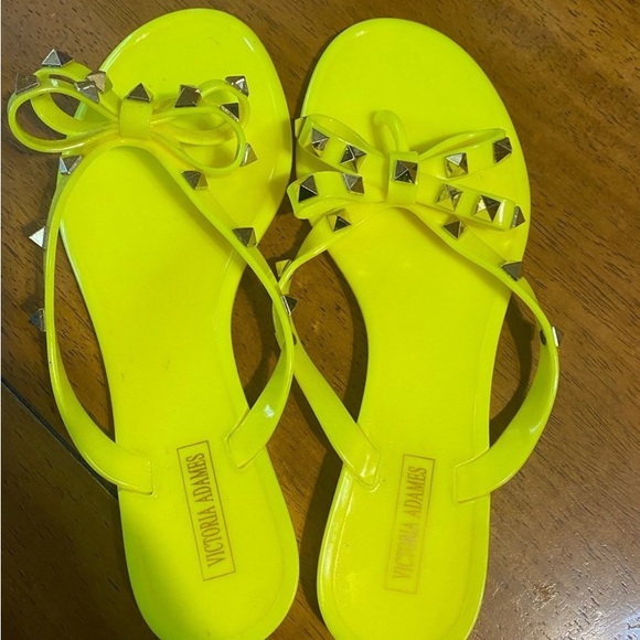 Neon yellow jelly flip flops - Picture 3 of 3